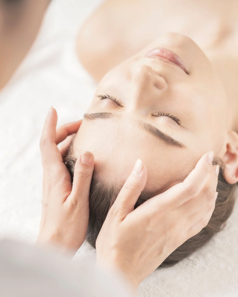 ドライヘッドスパマッサージを受ける女性　心地よい眠りにつく