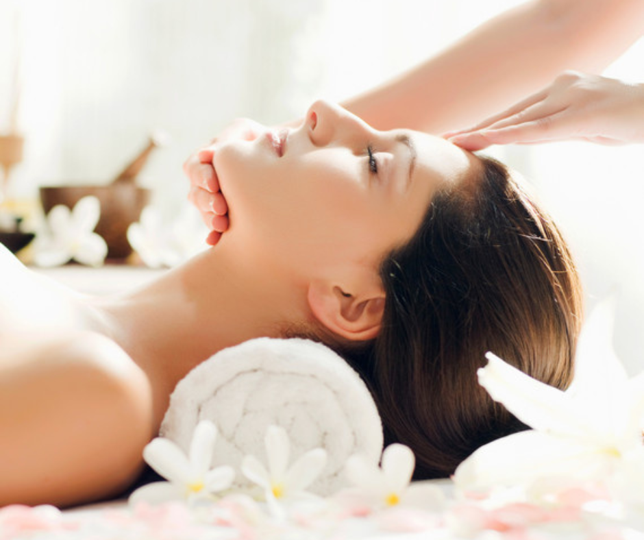 フェイシャルを心地よく受ける女性