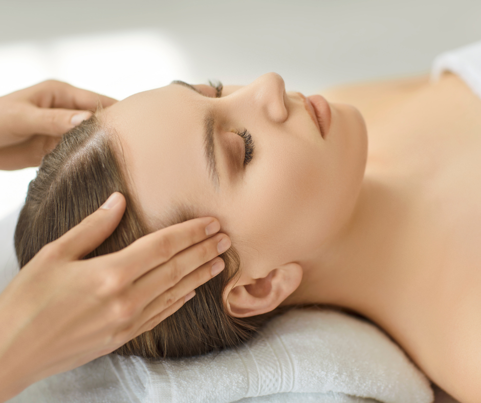 心地よくヘッドスパマッサージを受ける女性